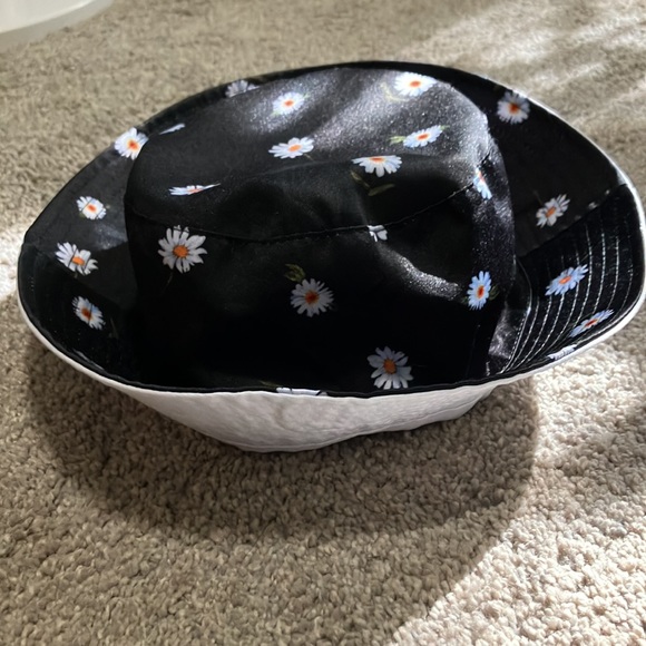 Alice & Olivia reversible bucket hat - Picture 2 of 3